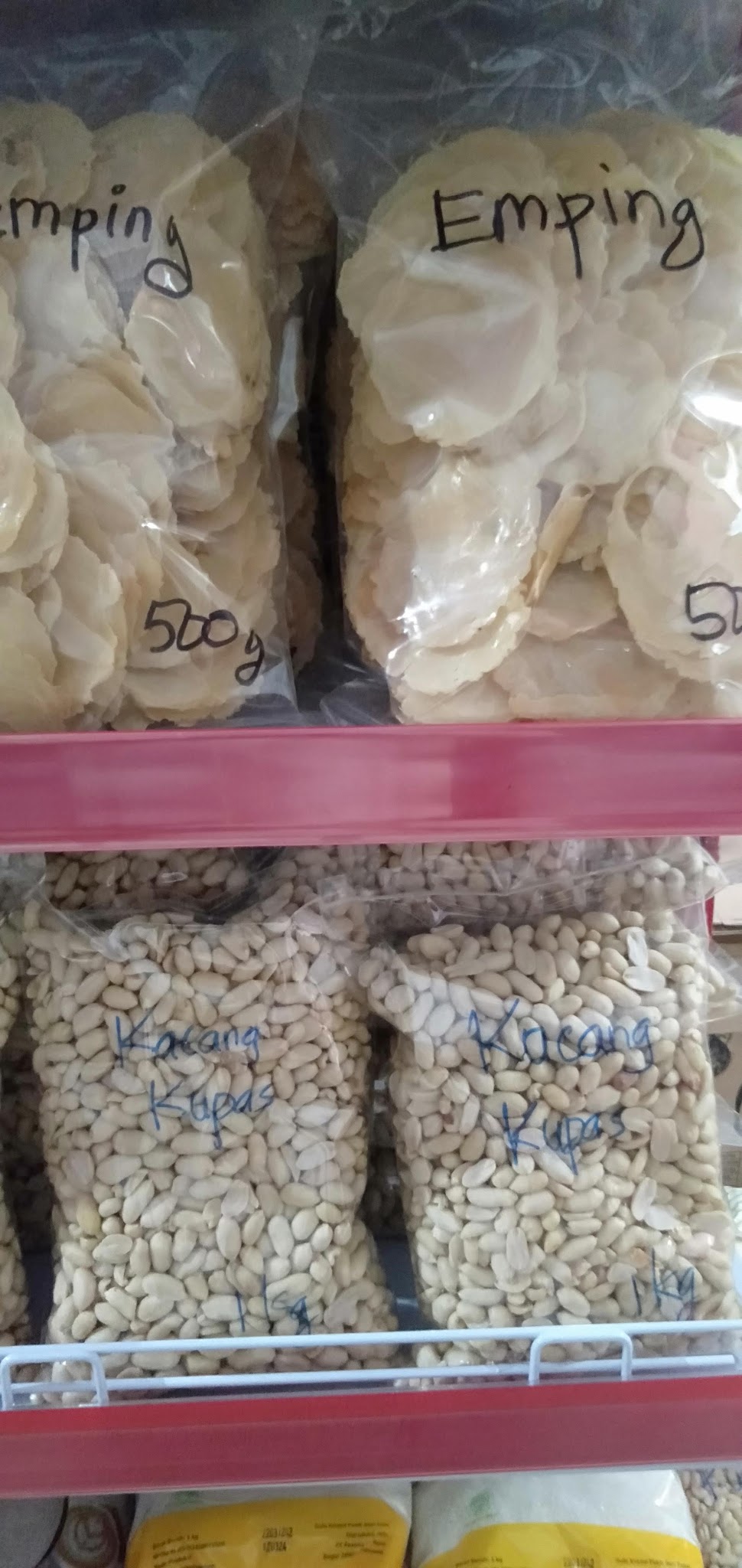 Makanan ringan emping melinjo dan kacang kupas